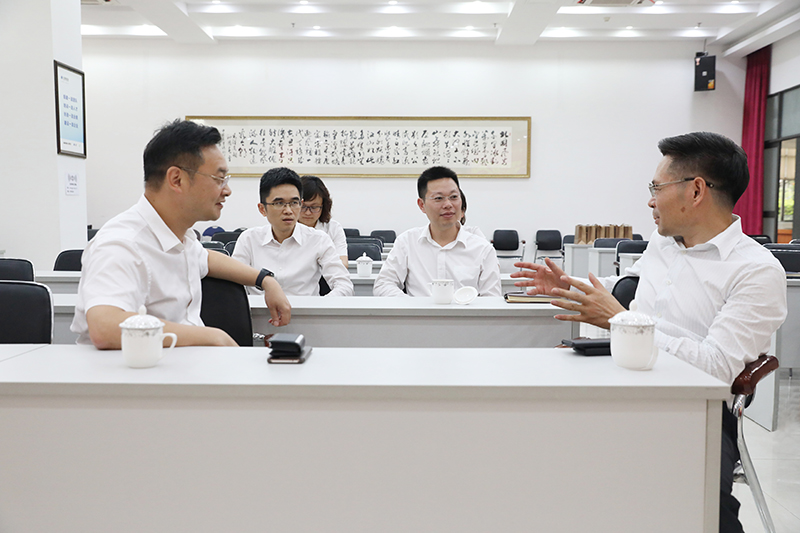 图：徐董与工商银行领导亲切友好交流